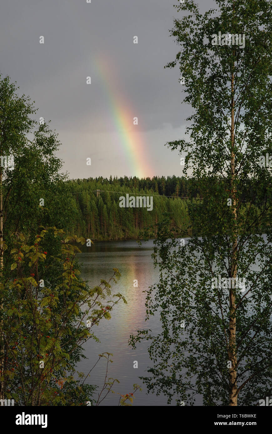 Regenbogen über schwedischem See Stock Photo