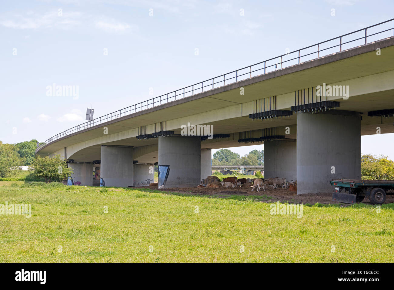 Deutschland, Nordrhein-Westfalen, Mühlheim an der Ruhr, Autobahnbrücke über die Ruhr der A40 Raffelbergbrücke von Nordwesten Stock Photo