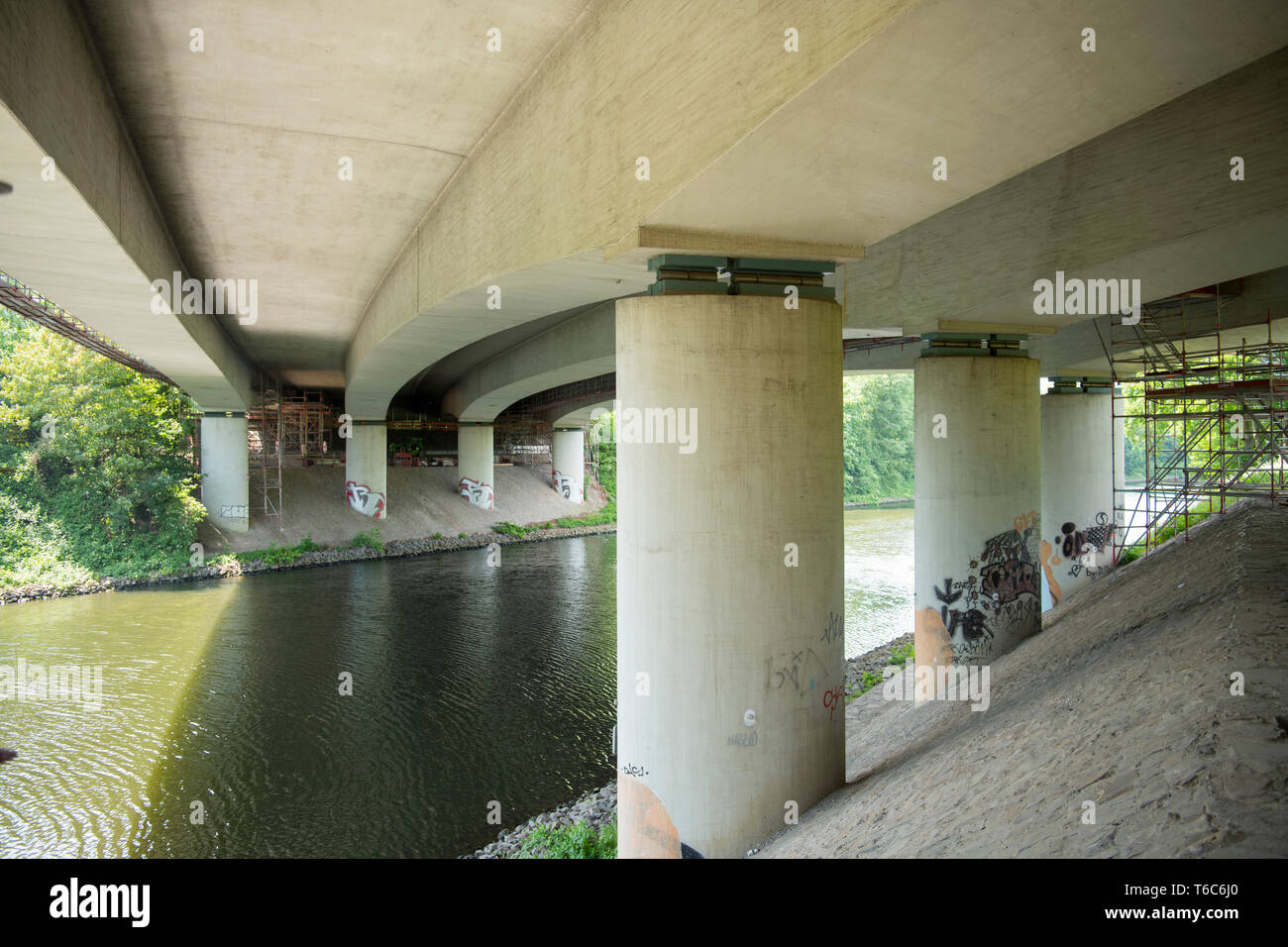 Deutschland, Nordrhein-Westfalen, Mühlheim an der Ruhr, Autobahnbrücke über den Ruhrschiffahrtskanal Stock Photo