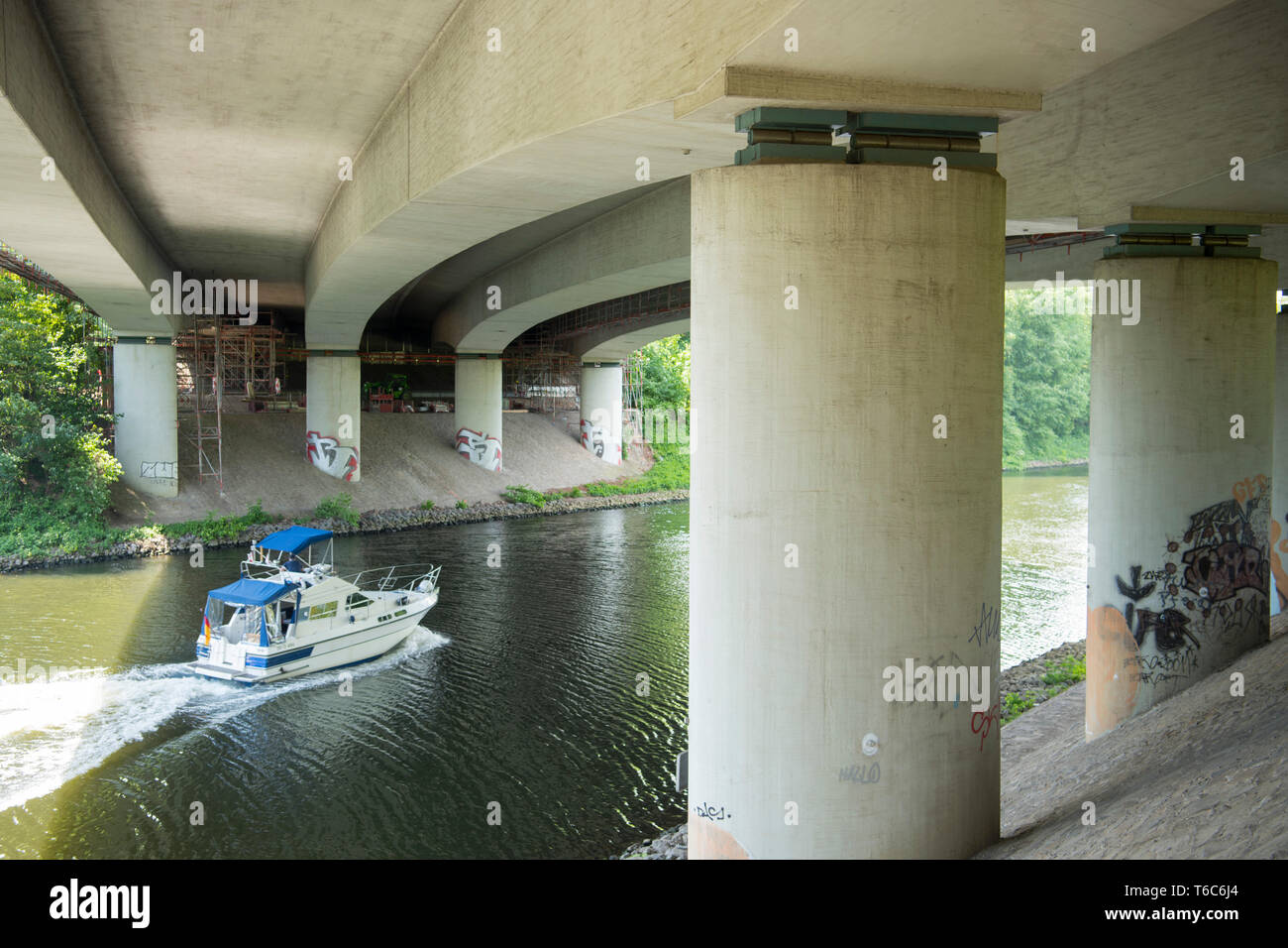 Deutschland, Nordrhein-Westfalen, Mühlheim an der Ruhr, Autobahnbrücke über den Ruhrschiffahrtskanal Stock Photo