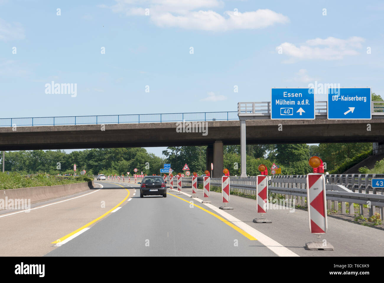 Deutschland, Nordrhein-Westfalen, Mühlheim an der Ruhr, Autobahn A40 westlich der Brücke über den Ruhrschiffahrtskanal Stock Photo