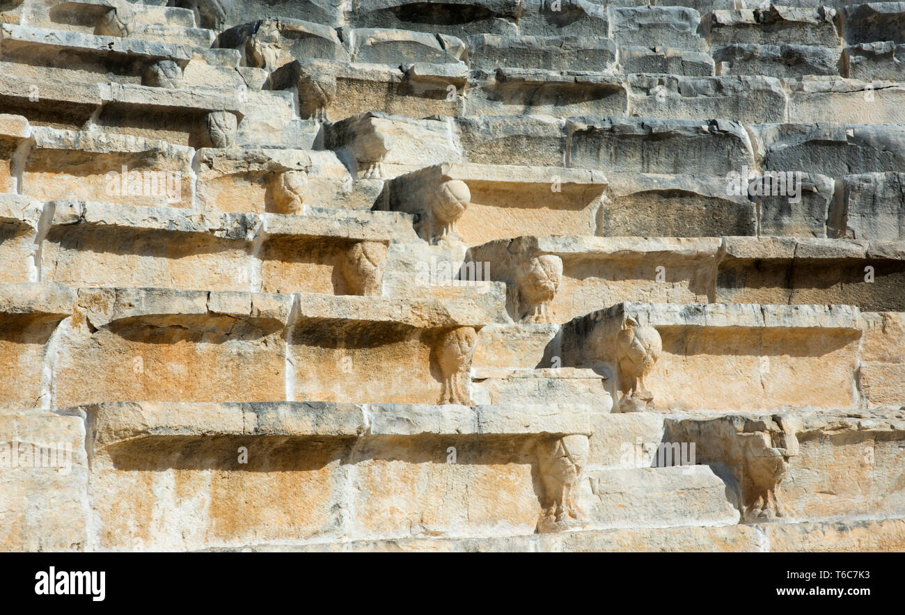 Asien, Türkei, Provinz Antalya, Kumluca, Ausgrabungen der antiken Stadt Rhodiapolis, Theater, Treppenaufgang mit Dekor in der Cavea Stock Photo