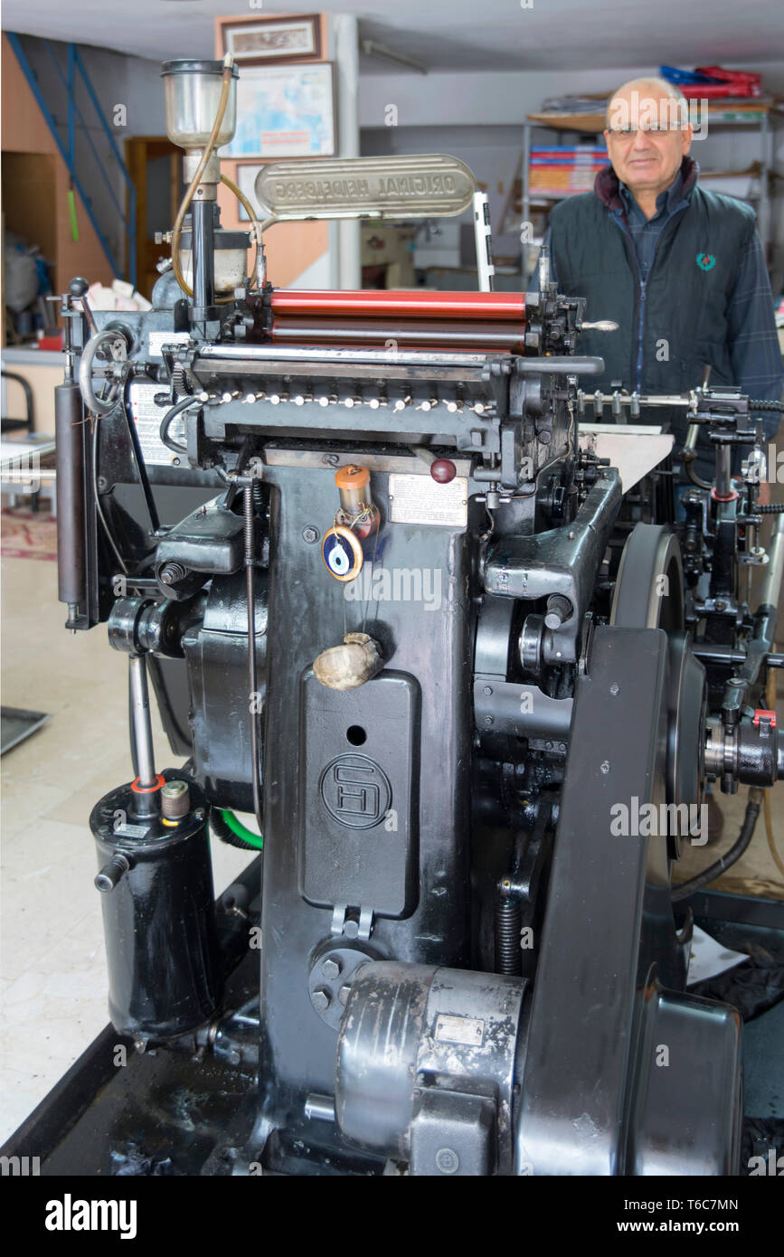Asien, Türkei, Provinz Antalya, Kumluca, Drucker Safak Eren an alter Heidelberger Ofsetdruckmaschine Stock Photo