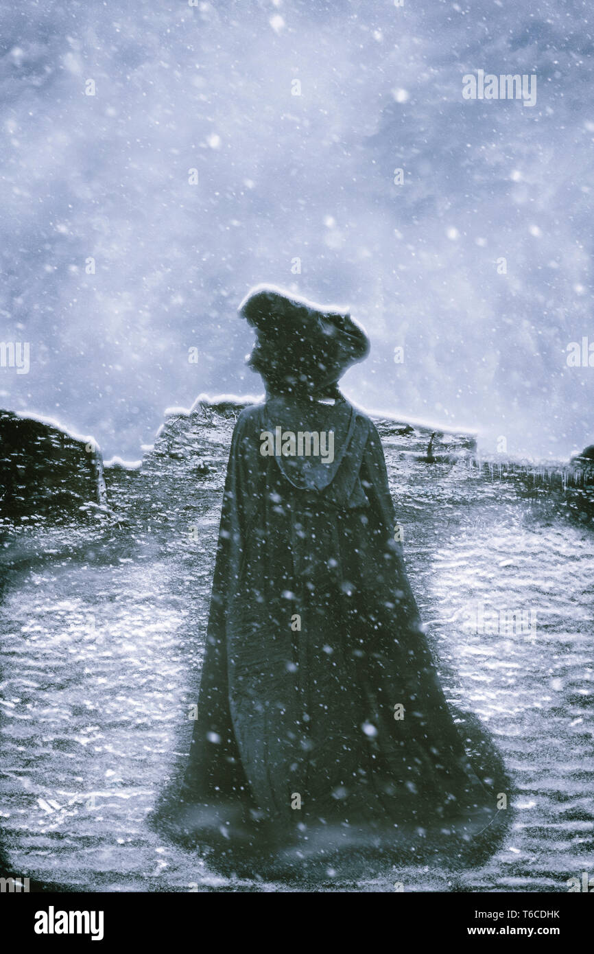 Black hat and cloak hi-res stock photography and images - Alamy