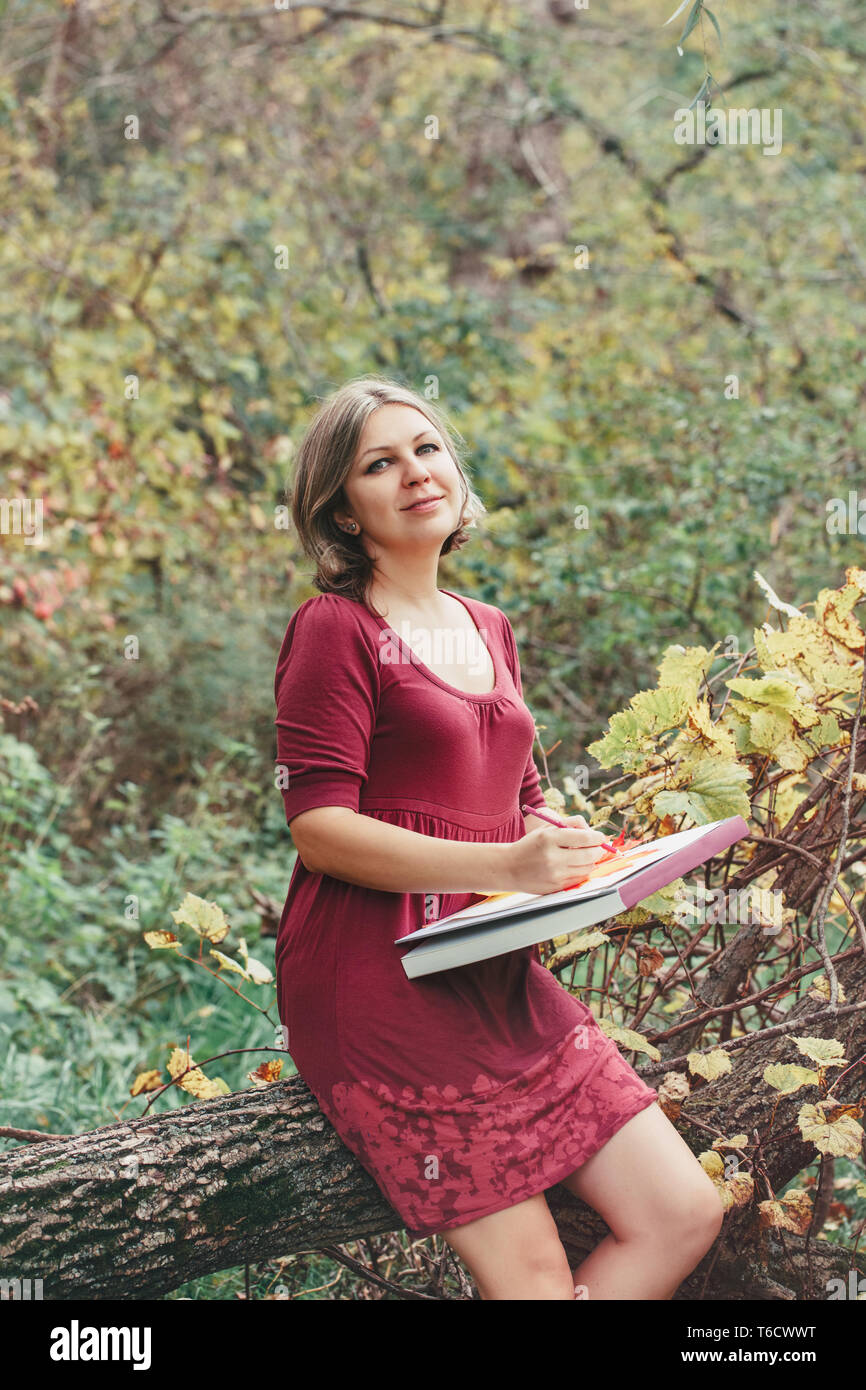 Woman drawing and pencils hi-res stock photography and images - Alamy