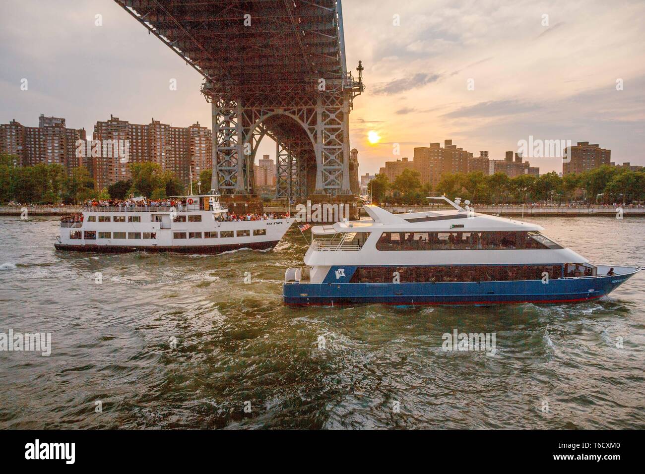 Sonnenuntergang und Boote auf dem East River unter der Brücke am 04.07.2018 zum Unabhängigkeitstag / sunset ship on east river under bridge Stock Photo