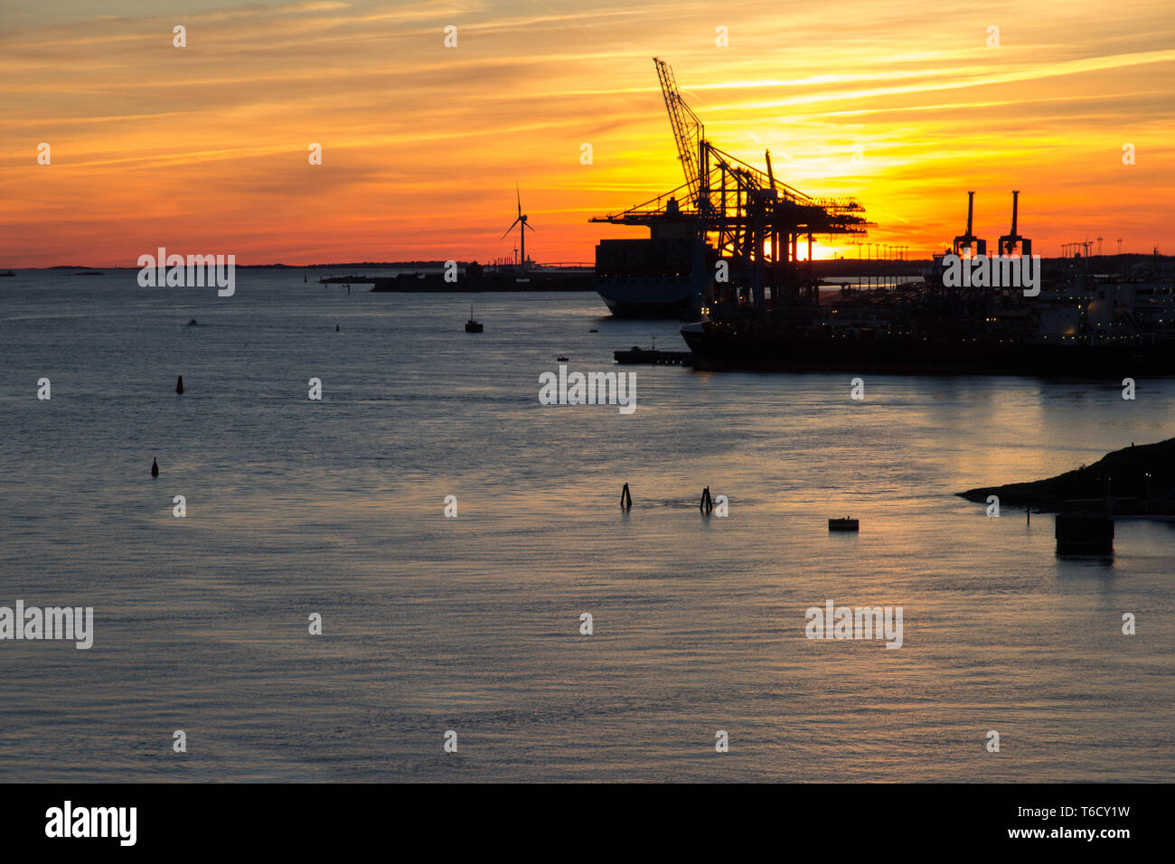Krähne Kran bei Sonnenuntergang im Hafen von Göteborg Schweden sunset in harbour of gothenburg with crane cranes Stock Photo