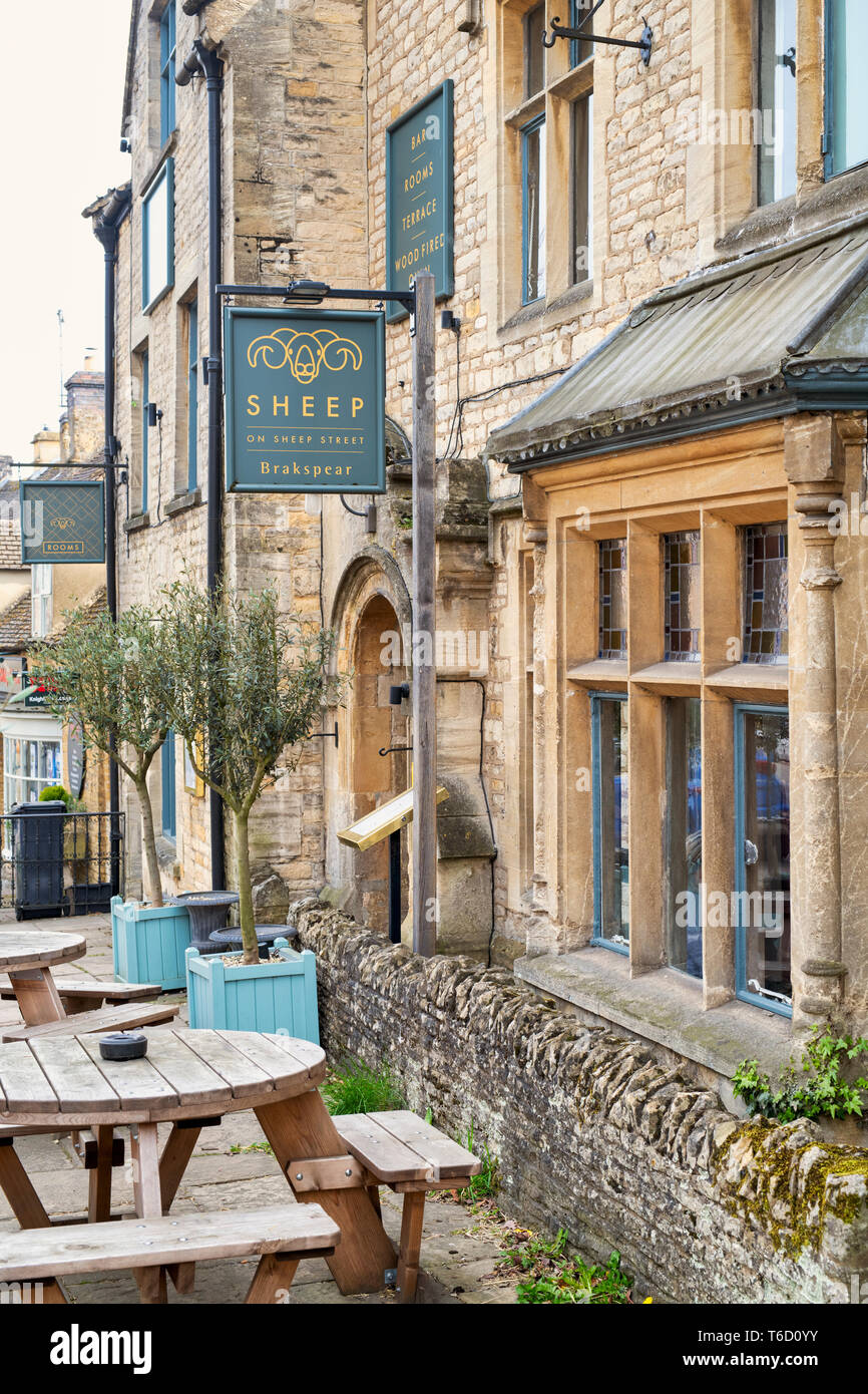 Sheep on Sheep Street, Hotel, Stow on the wold, Cotswolds