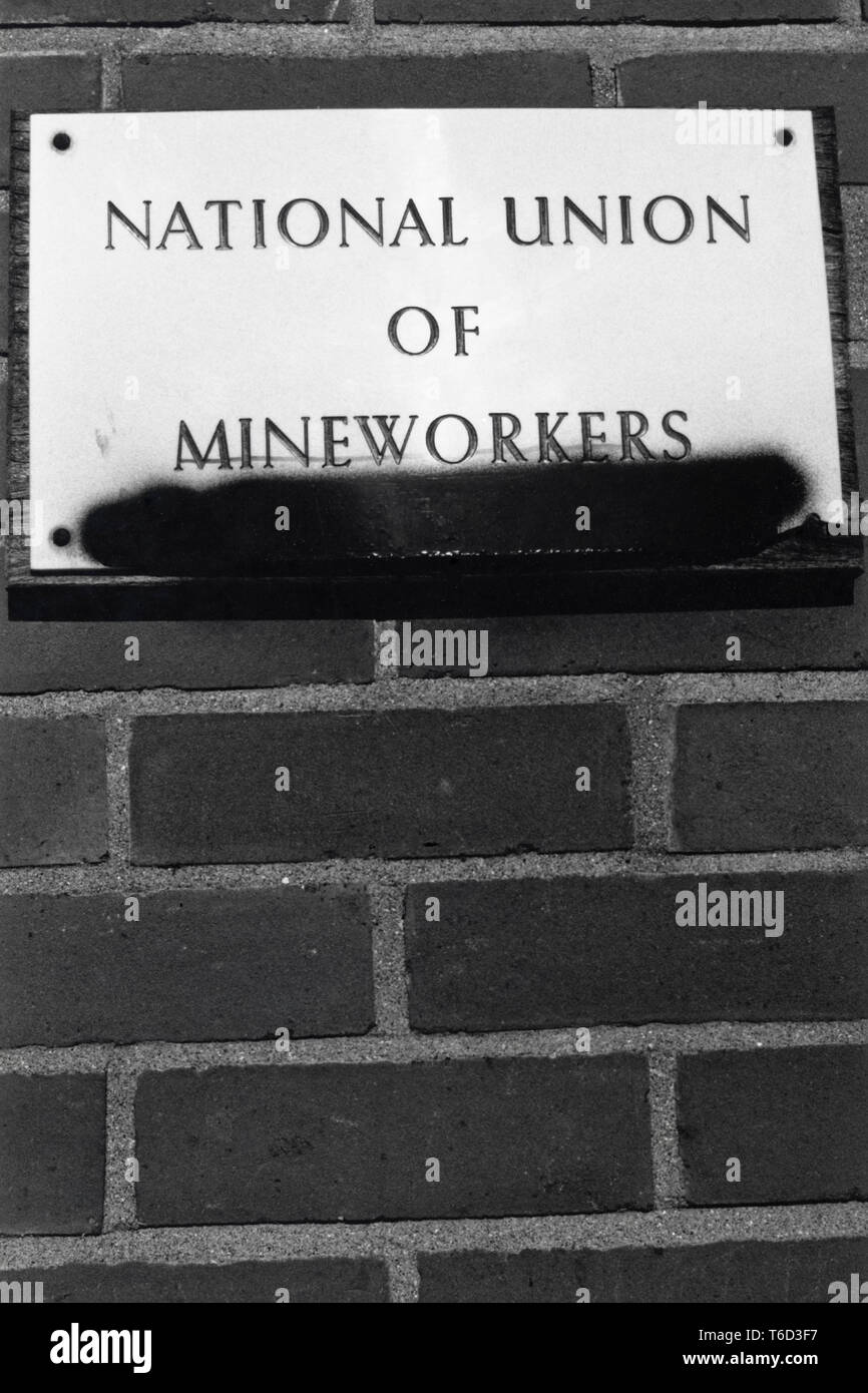 Vandalised brass plaque outside offices of National Union of Mineworkers in South Wales during the 1984 - 85 miners strike Stock Photo