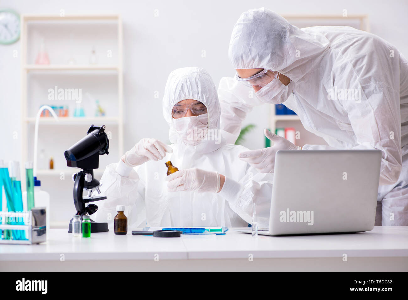 два химика. химик две девушки. 2 химика фото. два химика. два химика.