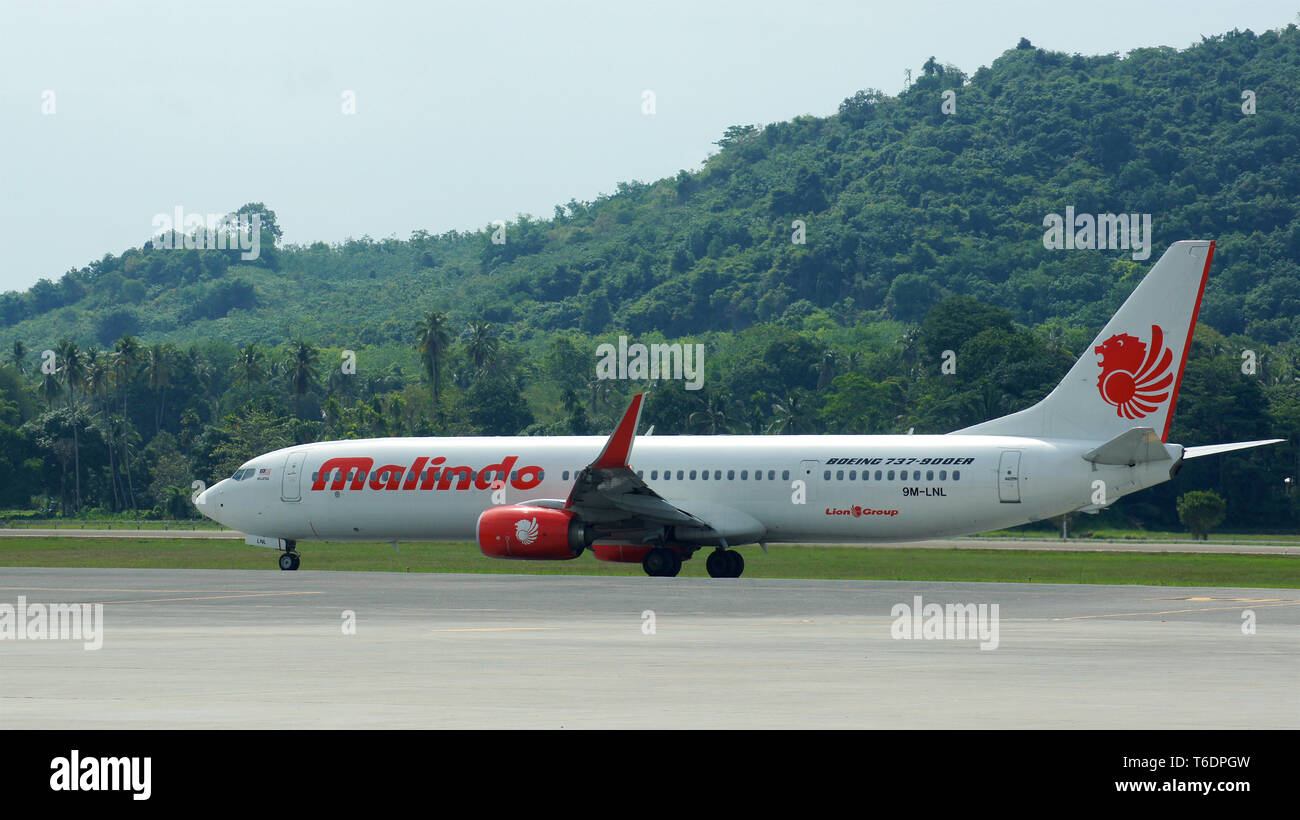 KEDAH, LANGKAWI, MALAYSIA - APR 11th, 2015: Malindo Air Boeing 737 Next Gen MSN 38736 9M-LNL aircraft at Langkawi Airport passenger terminal Stock Photo