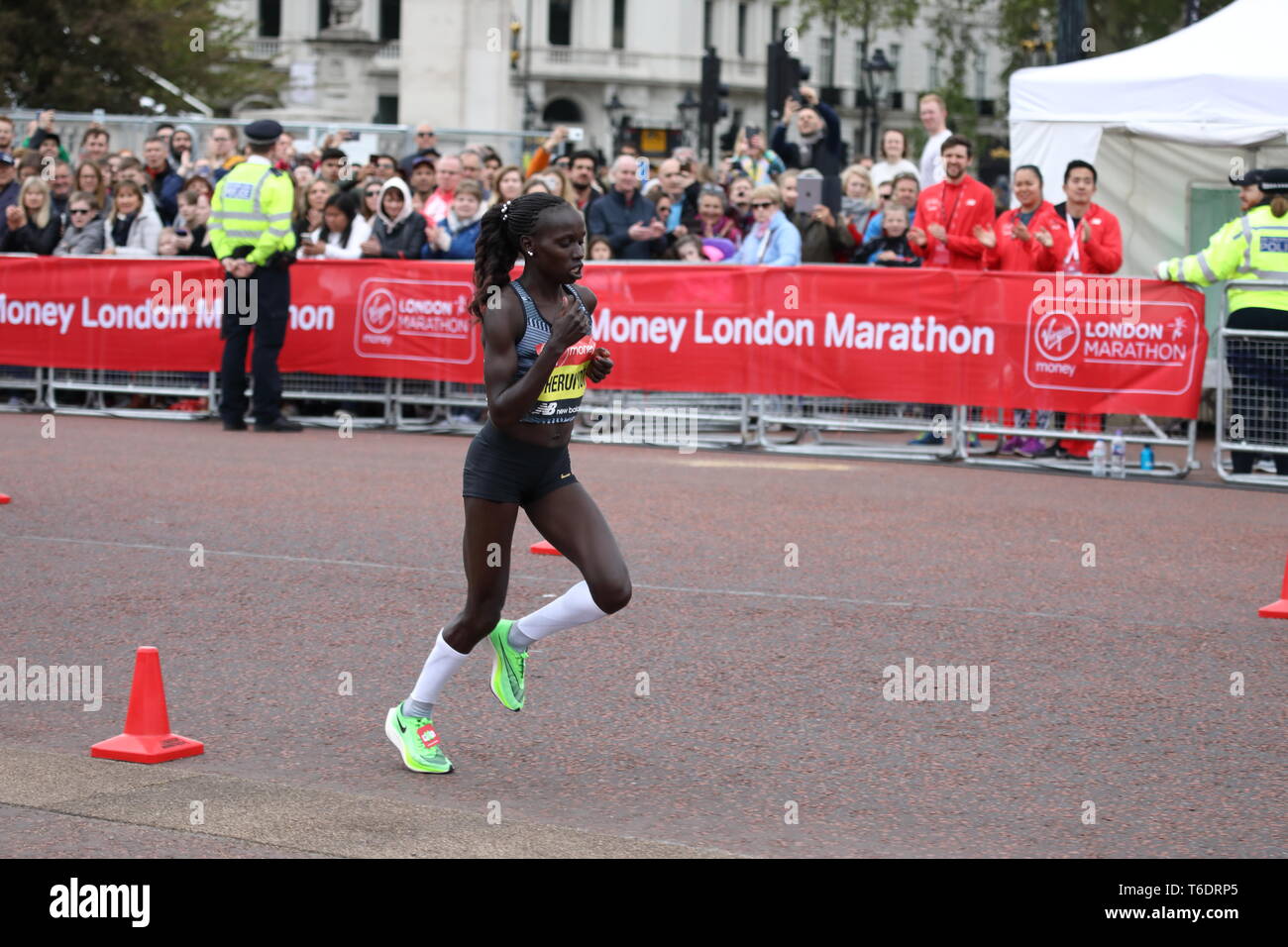 London Maraton 2019, Vivian Cheruiyot from Kenya, in the final stage in  front of Buckingham palace Stock Photo - Alamy