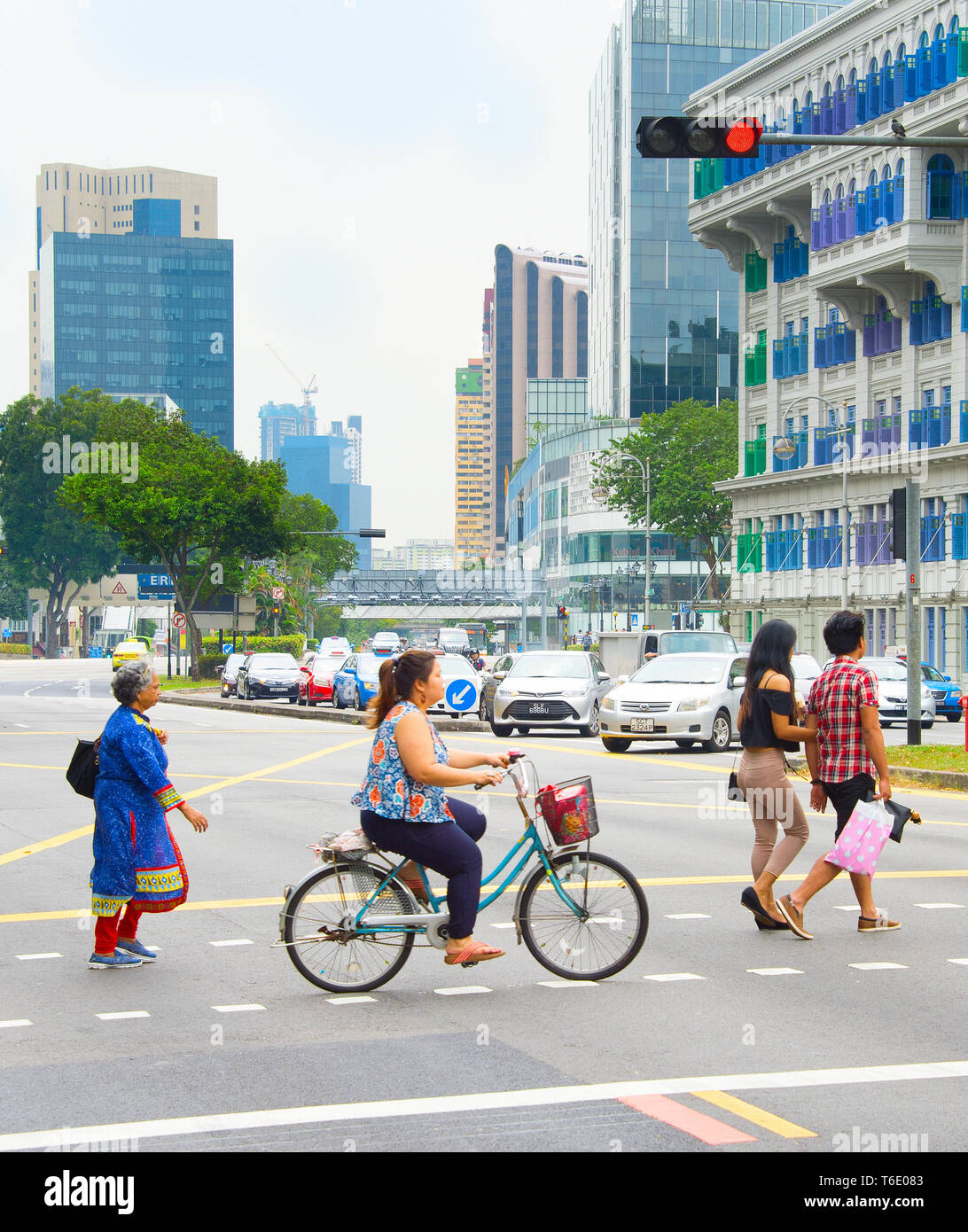 Singapore city crowd pedestrians hi-res stock photography and images ...