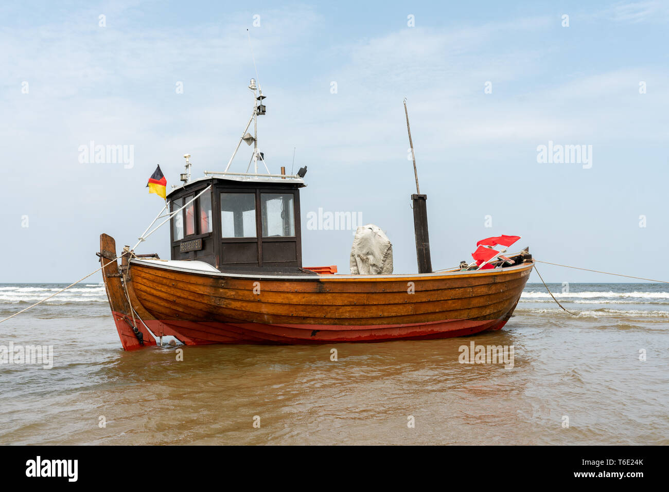 https://c8.alamy.com/comp/T6E24K/wooden-fishing-boat-ashore-at-low-tide-on-the-beach-in-ahlbeck-usedom-T6E24K.jpg