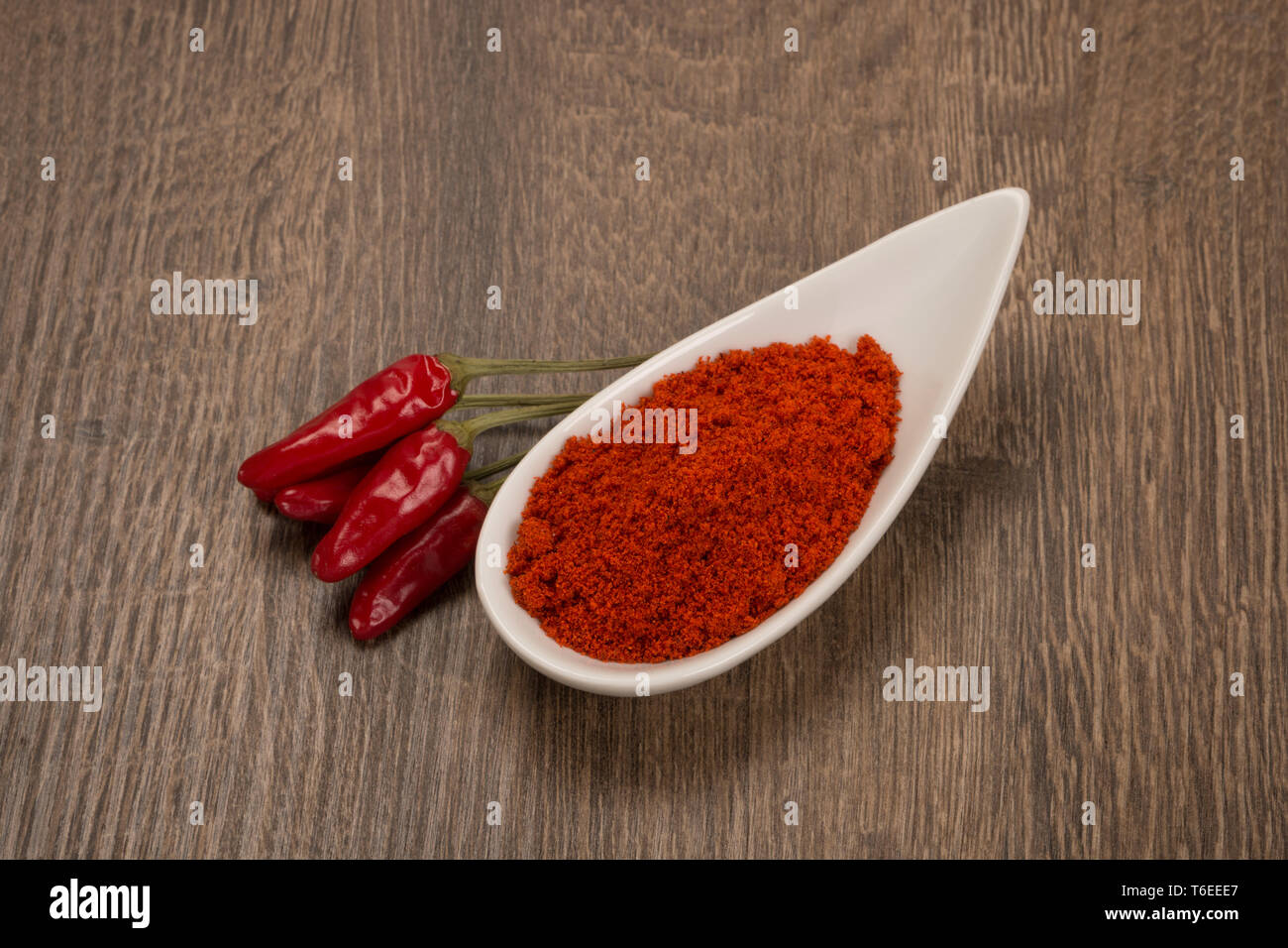 Ground and whole peppers on rustic wooden table Stock Photo - Alamy