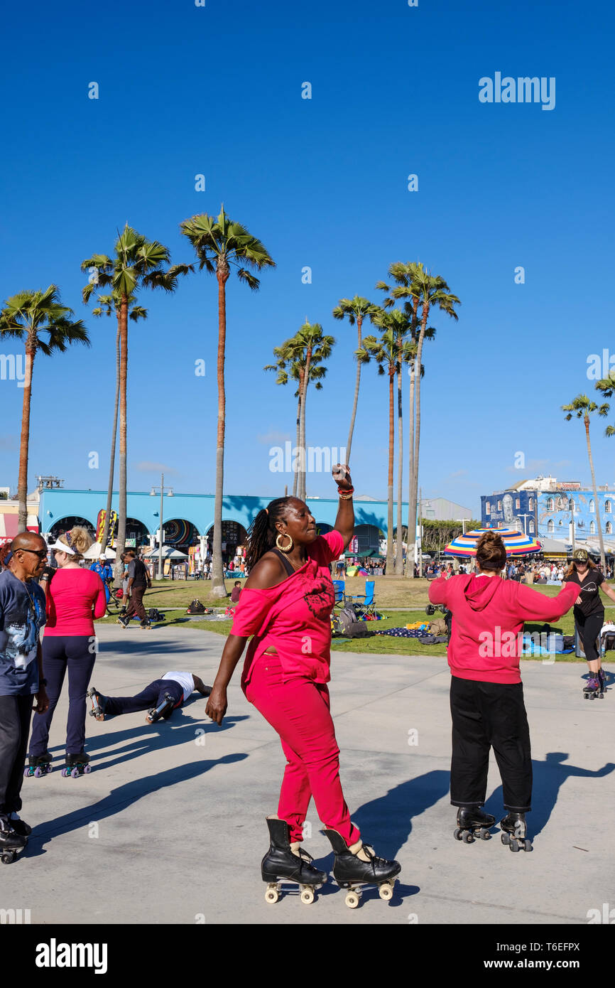 Roller skate dancers enjoying a great sunny day in Venice Beach, Los  Angeles, California, USA Stock Photo - Alamy