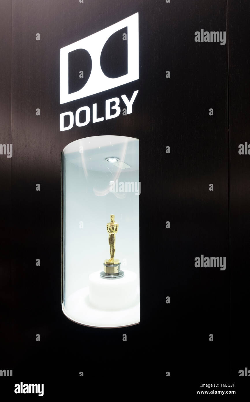 Real Oscar statuette on show at Dolby Theatre in Hollywood Boulevard, Los Angeles, California, USA Stock Photo