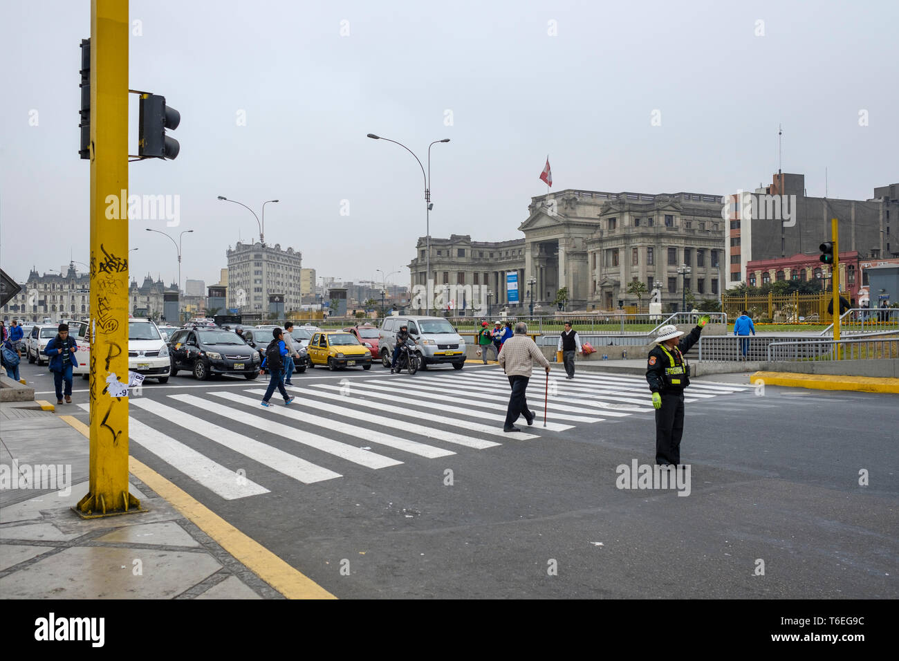 Traffic officer or Policía de tránsito directing traffic on the busy streets of Lima, Peru Stock Photo