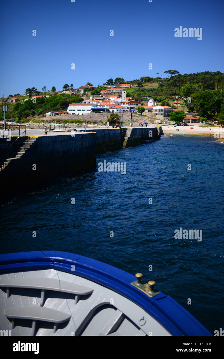Ferry arrives in Ons Island, Pontevedra, Galicia, Spain Stock Photo