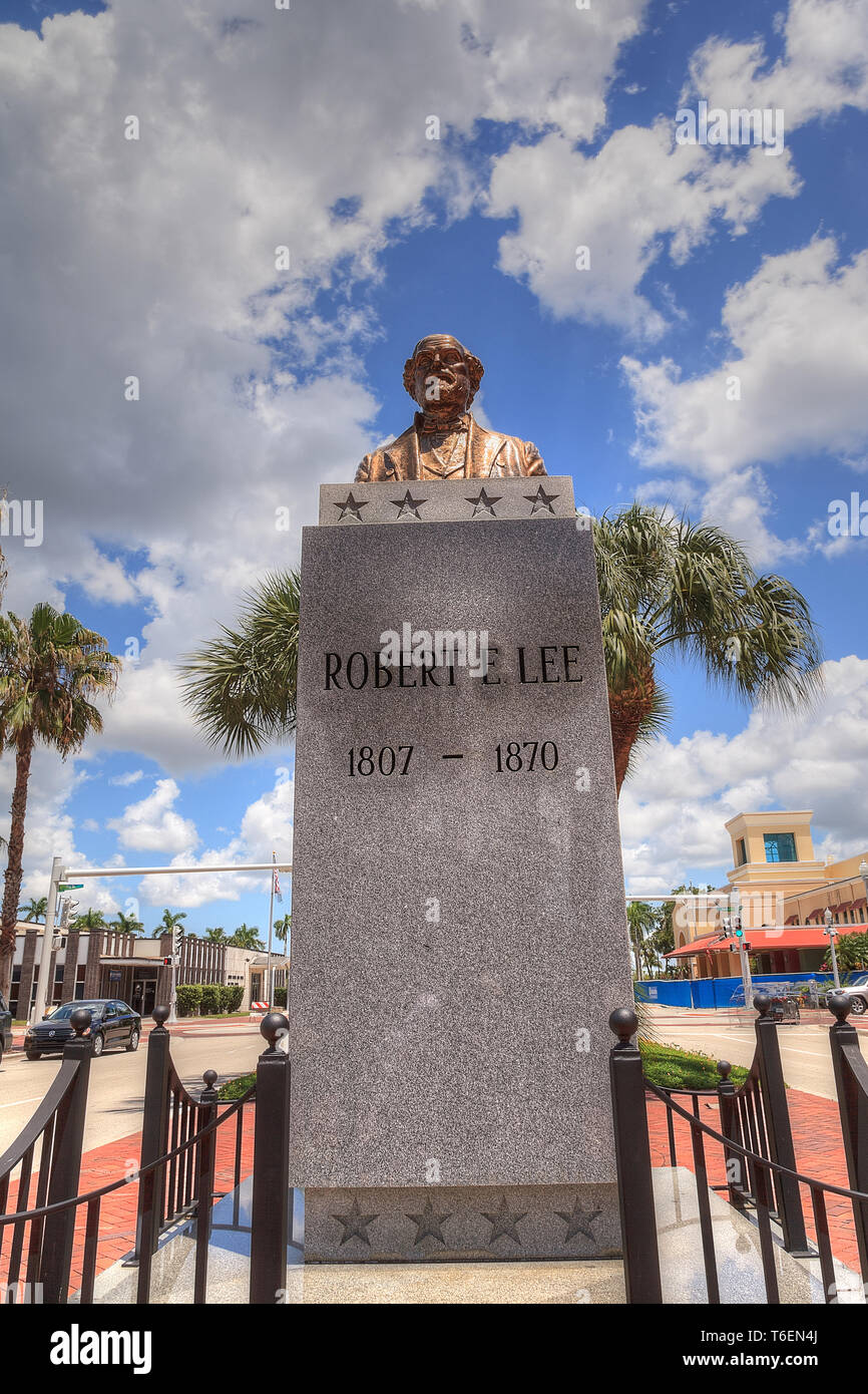 controversial Robert E. Lee monument in downtown Fort Myers Stock Photo