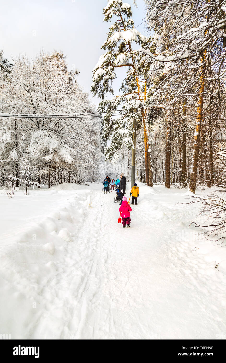 People walking in a park hi-res stock photography and images - Alamy