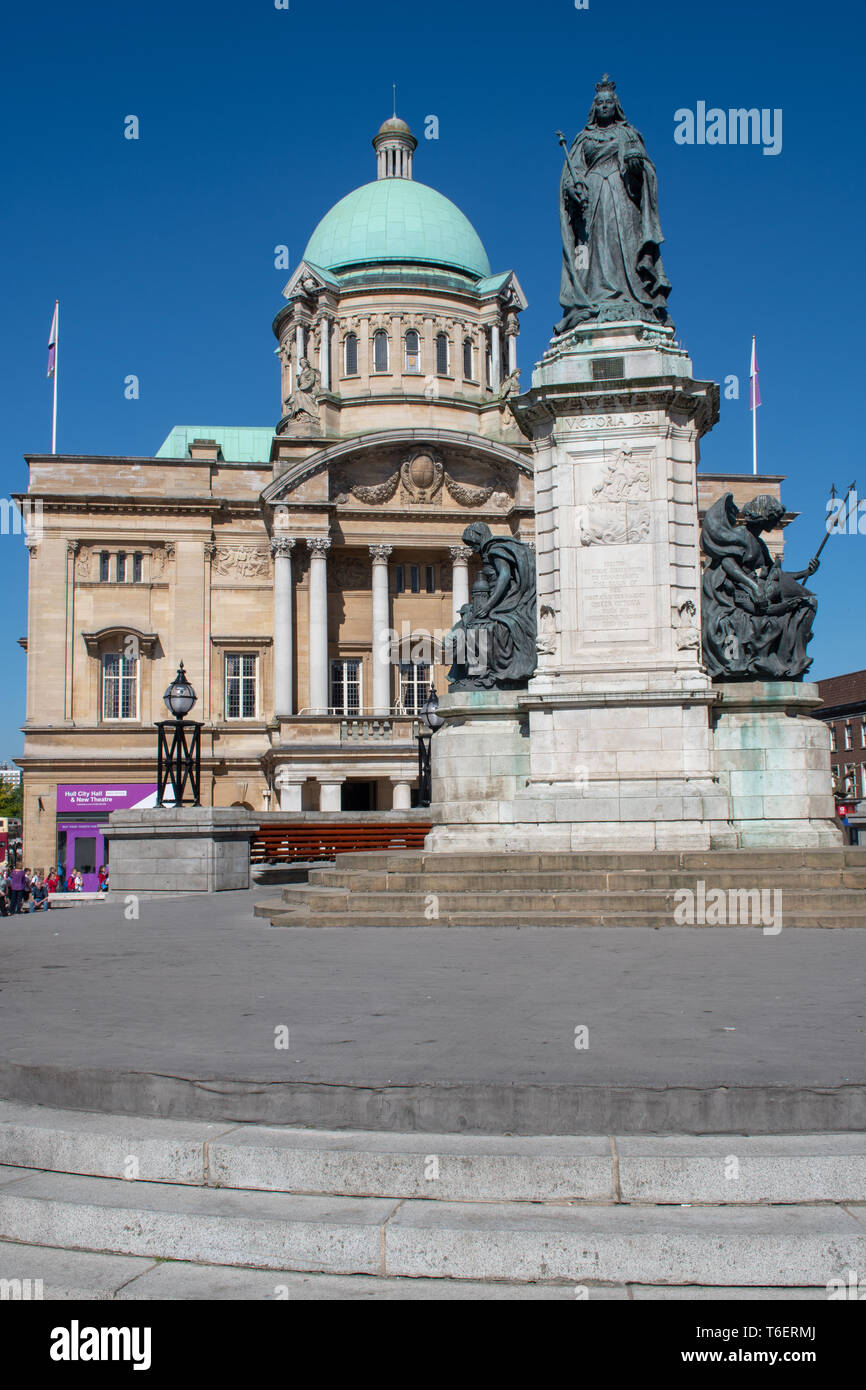 Hull City Hall with queen victoria statue in foreground Stock Photo