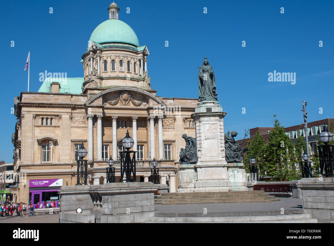 Hull City Hall with queen victoria statue in front Stock Photo
