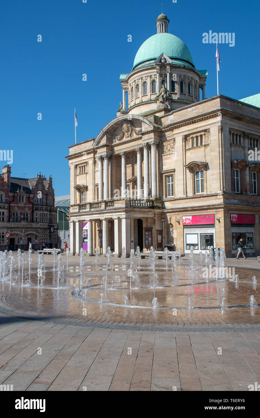 Hull City Hall with fountain in foreground Stock Photo