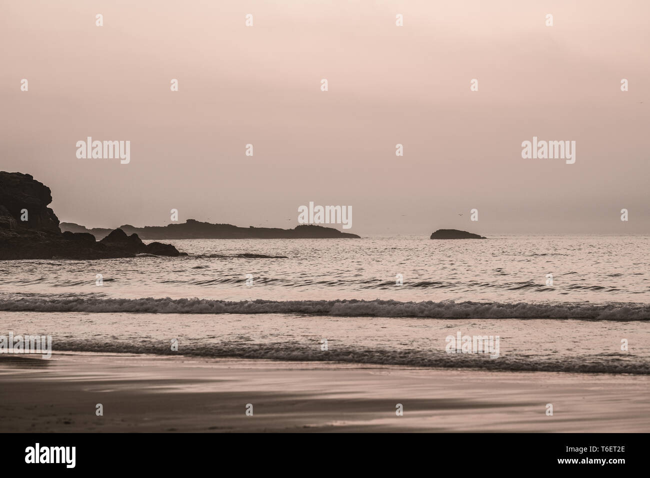 Ocean waves hitting sandy hi-res stock photography and images - Alamy