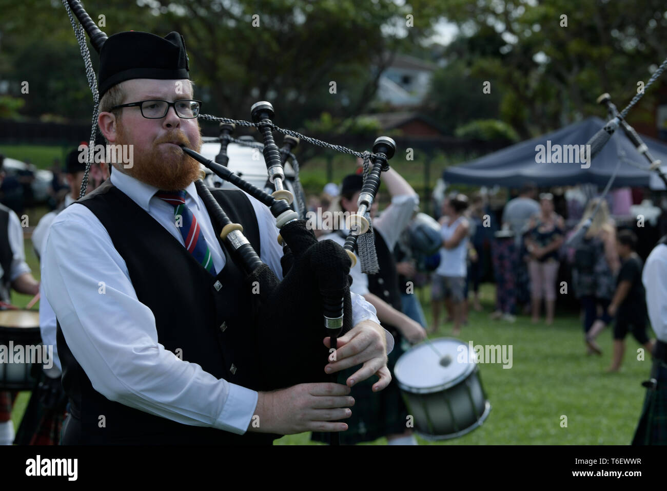 Adult male playing bagpipes hires stock photography and images Alamy