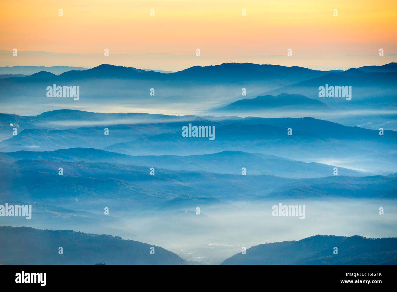 Hills mountains blue hi-res stock photography and images - Alamy