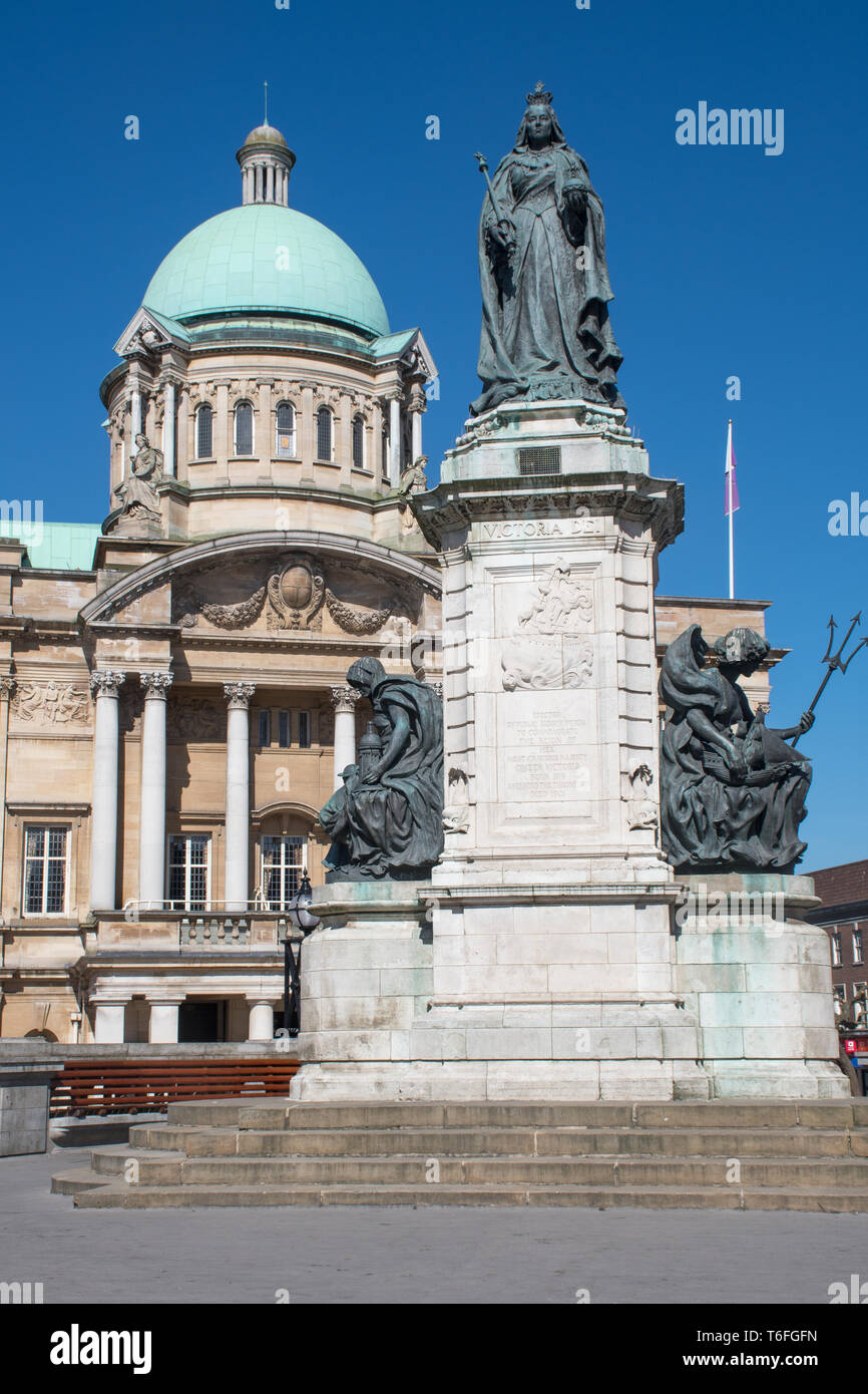 Hull City Hall with Queen Victoria statue in foreground Stock Photo Alamy