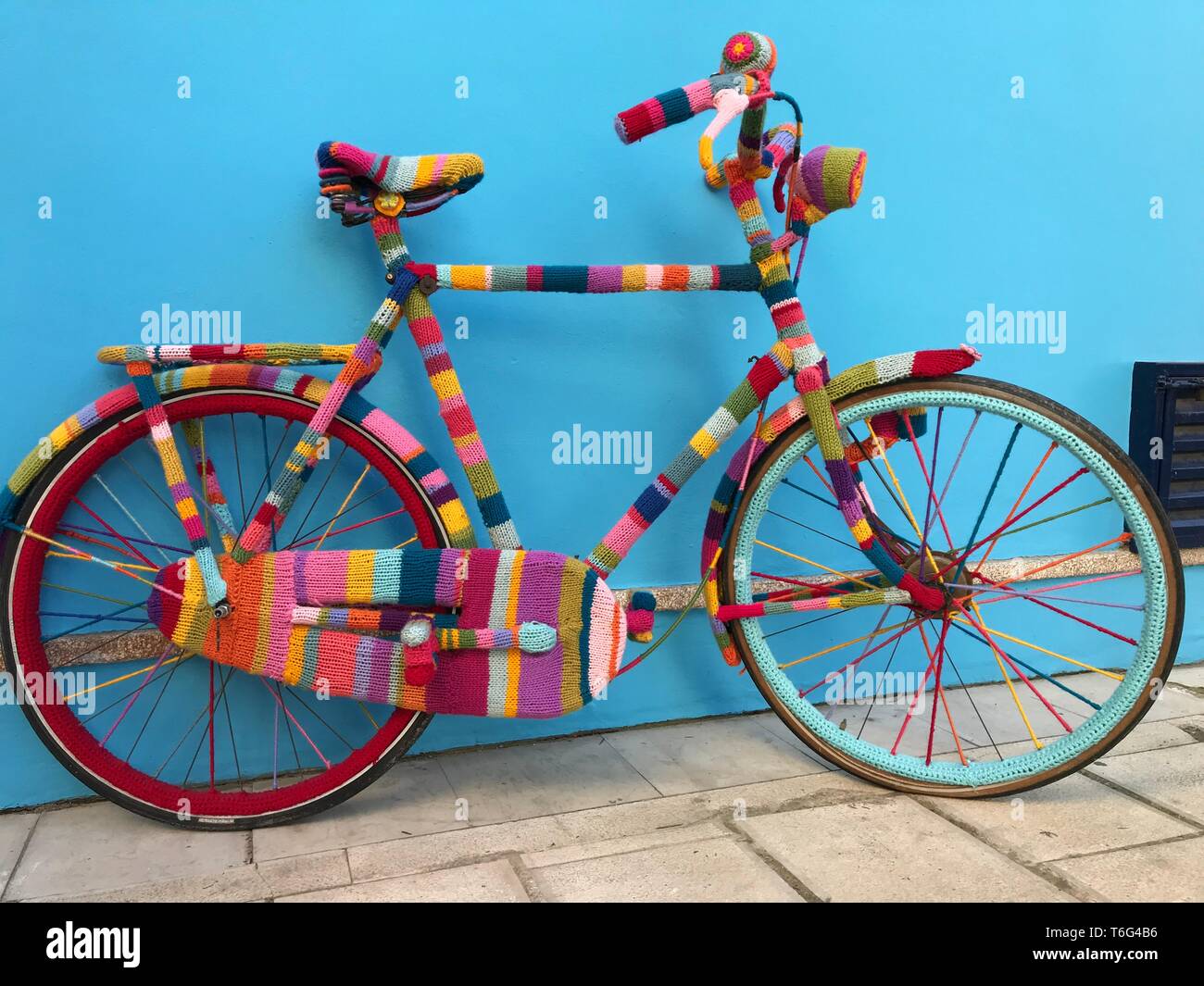Yarn bombing bicycle Stock Photo Alamy