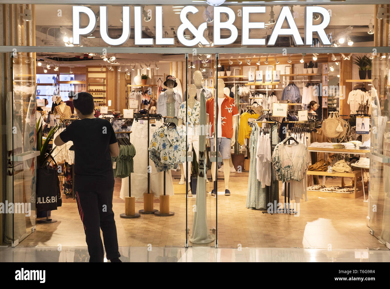 Page 2 - Pull & Bear High Resolution Stock Photography and Images - Alamy