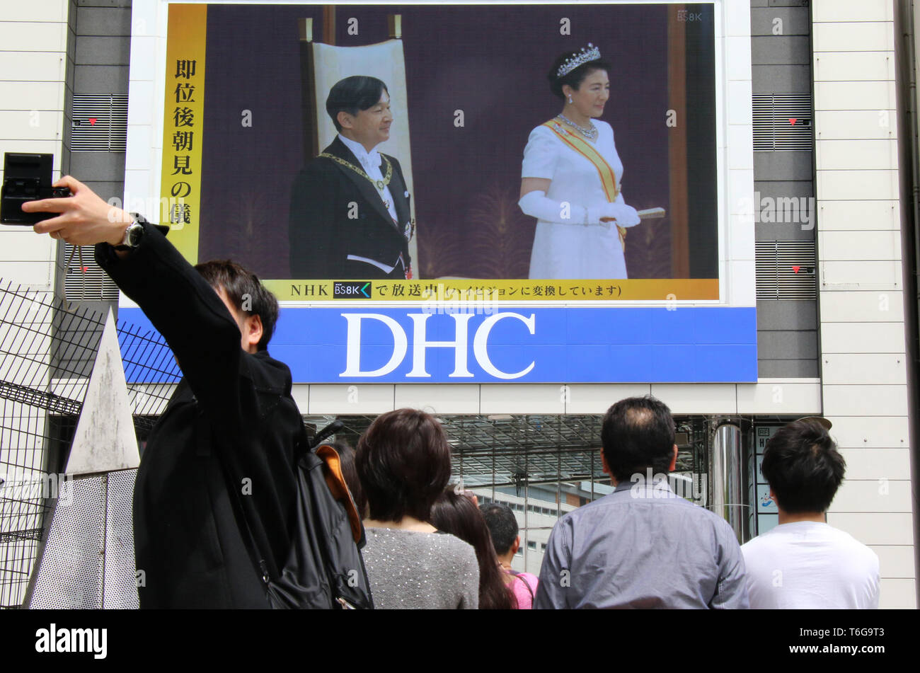 Tokyo Japan 1st May 19 People Watch A Large Screen Which Shows An Enthronement Ceremony Of The New Emperor Naruhito In Tokyo On Wednesday May 1 19 Former Emperor Akihito Abdicated On