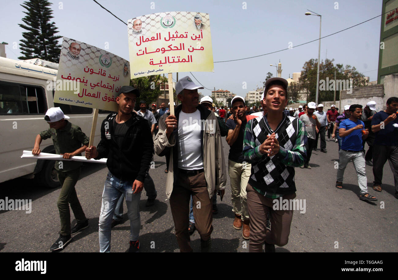 Gaza City, Gaza Strip, Palestinian Territory. 1st May, 2019. Palestinians take part in a protest marking International Workers' Day, in front of the Ministry of Labor in Gaza City, on May 1, 2019. Unemployment rate in Palestine increased in 2018 to reach about 31% of the labour force participants compared with about 28% in 2017, where the number of unemployed individuals increased from 377 thousand in 2017 to 426 thousand in 2018 Credit: Mahmoud Ajjour/APA Images/ZUMA Wire/Alamy Live News Stock Photo