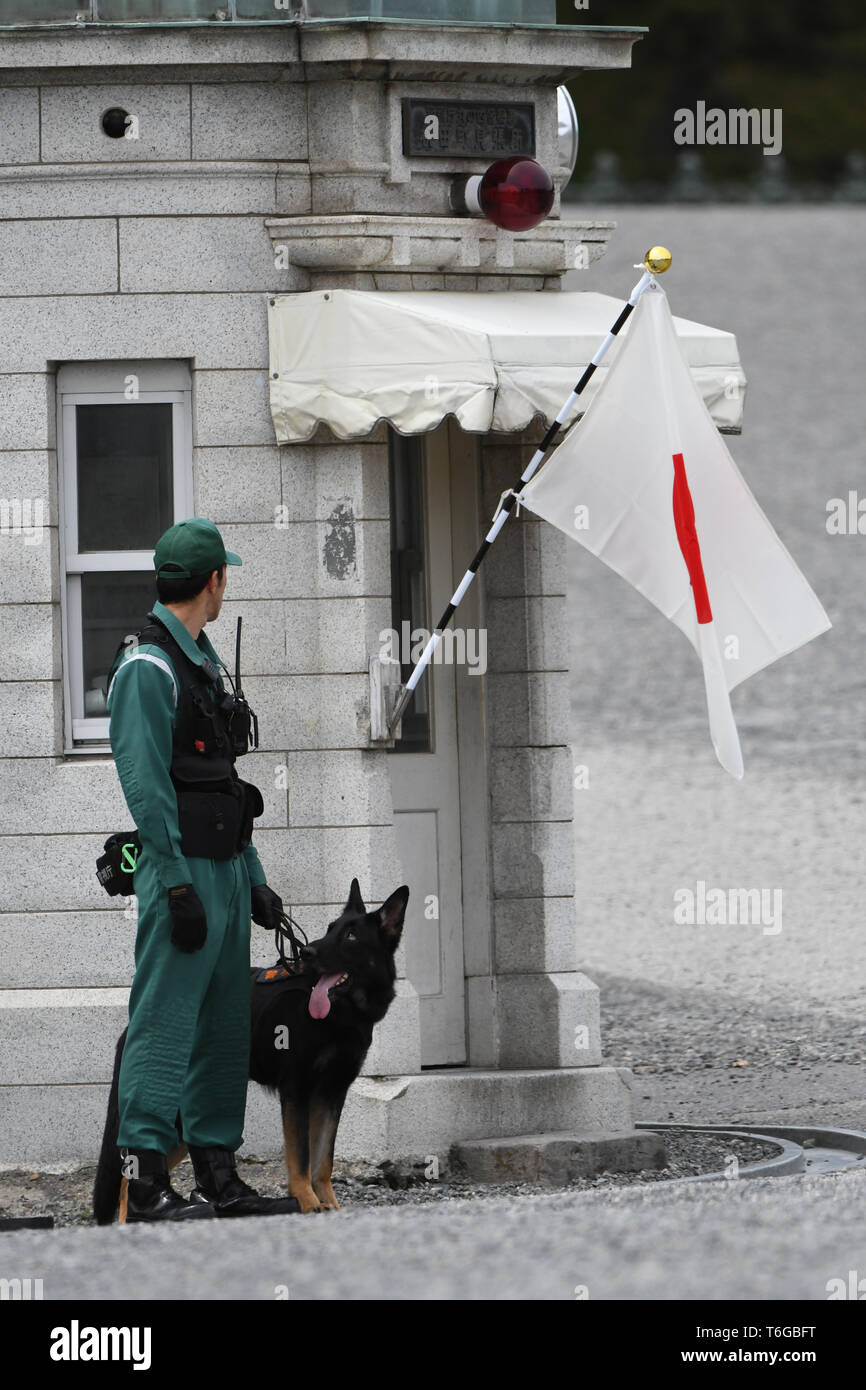 Tokyo, Japan. 1st May, 2019. A law enforcement officer and his sniffing dog stand near the entrance of the Japanese Imperial Palace in Tokyo Japan. On the same day Japan's new emperor, Naruhito formally took up his post. Wednesday, May 1, 2019. Naruhito ascends the Chrysanthemum throne in a very different Japan to the one his father took over in 1989. Photo by: Ramiro Agustin Vargas Tabares Credit: Ramiro Agustin Vargas Tabares/ZUMA Wire/Alamy Live News Stock Photo