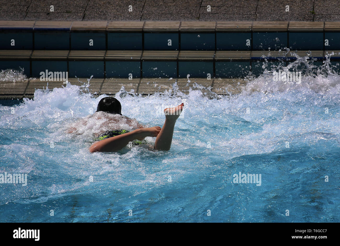 Landsberg Am Lech, Germany. 01st May, 2019. A teenager dives into the surf of the wave pool. The Landsberg Inselbad traditionally opens its bathing season on 1 May. Credit: Karl-Josef Hildenbrand/dpa/Alamy Live News Stock Photo