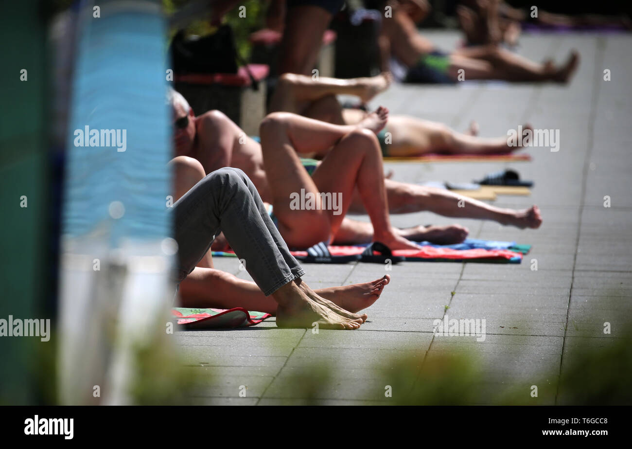Landsberg Am Lech, Germany. 01st May, 2019. Swimmers enjoy the sunshine at the edge of the swimming pool in the Landsberger Inselbad. The bath traditionally opens the bathing season on 1 May. Credit: Karl-Josef Hildenbrand/dpa/Alamy Live News Stock Photo