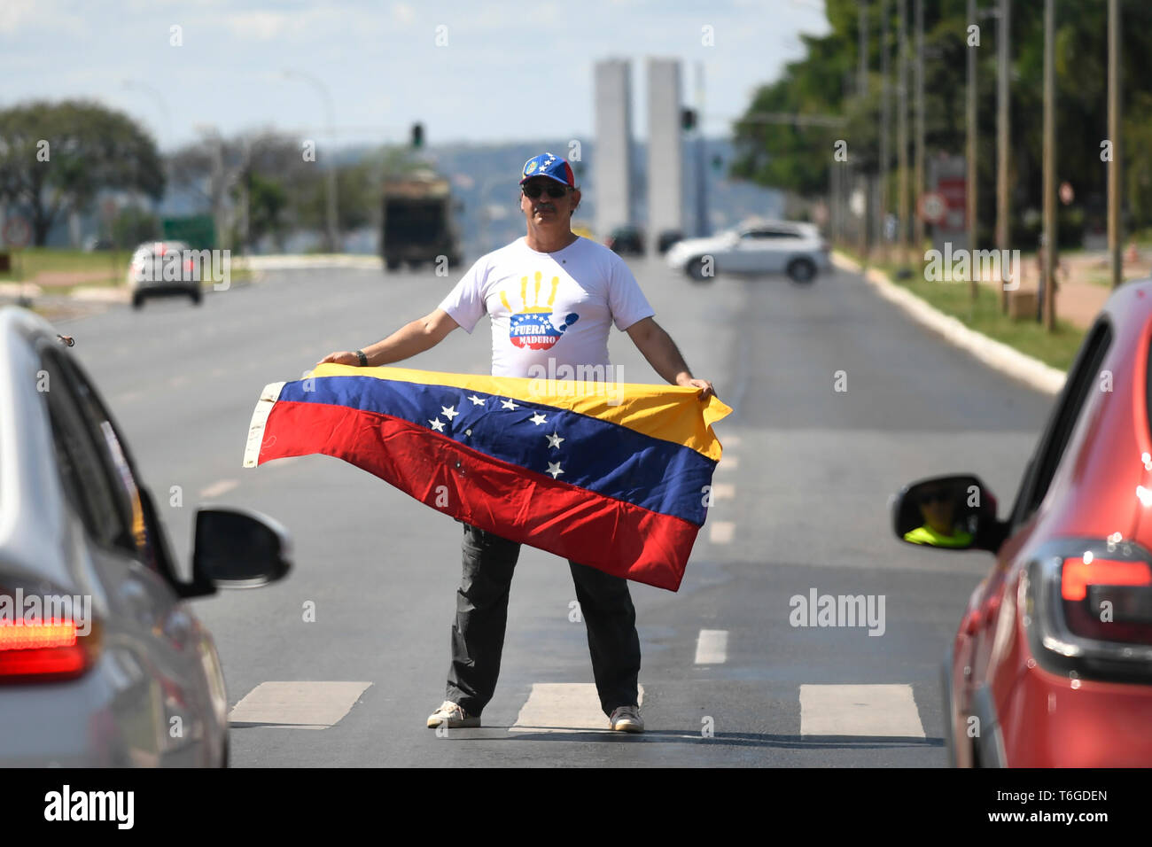 Brasilia, Brazil. 1st May 2019. Manifestation of support to Juan Guaido in Brasilia - Supporters of the self-proclaimed Acting President of Venezuela Juan Guaido, held a demonstration this Saturday, May 1st, in the Monumental Axis near the City Park, They ask for the departure of President Nicolas Maduro. Venezuela faces a crisis unprecedented in its history, according to the IMF, hyperinflation may reach 10 million percent in 2019, the unemployment rate exceeds 40 percent, thousands are starving, and there is a great fear of a civil war . Photo: Mateus Bonomi/AGIF Credit: AGIF/Alamy Live News Stock Photo