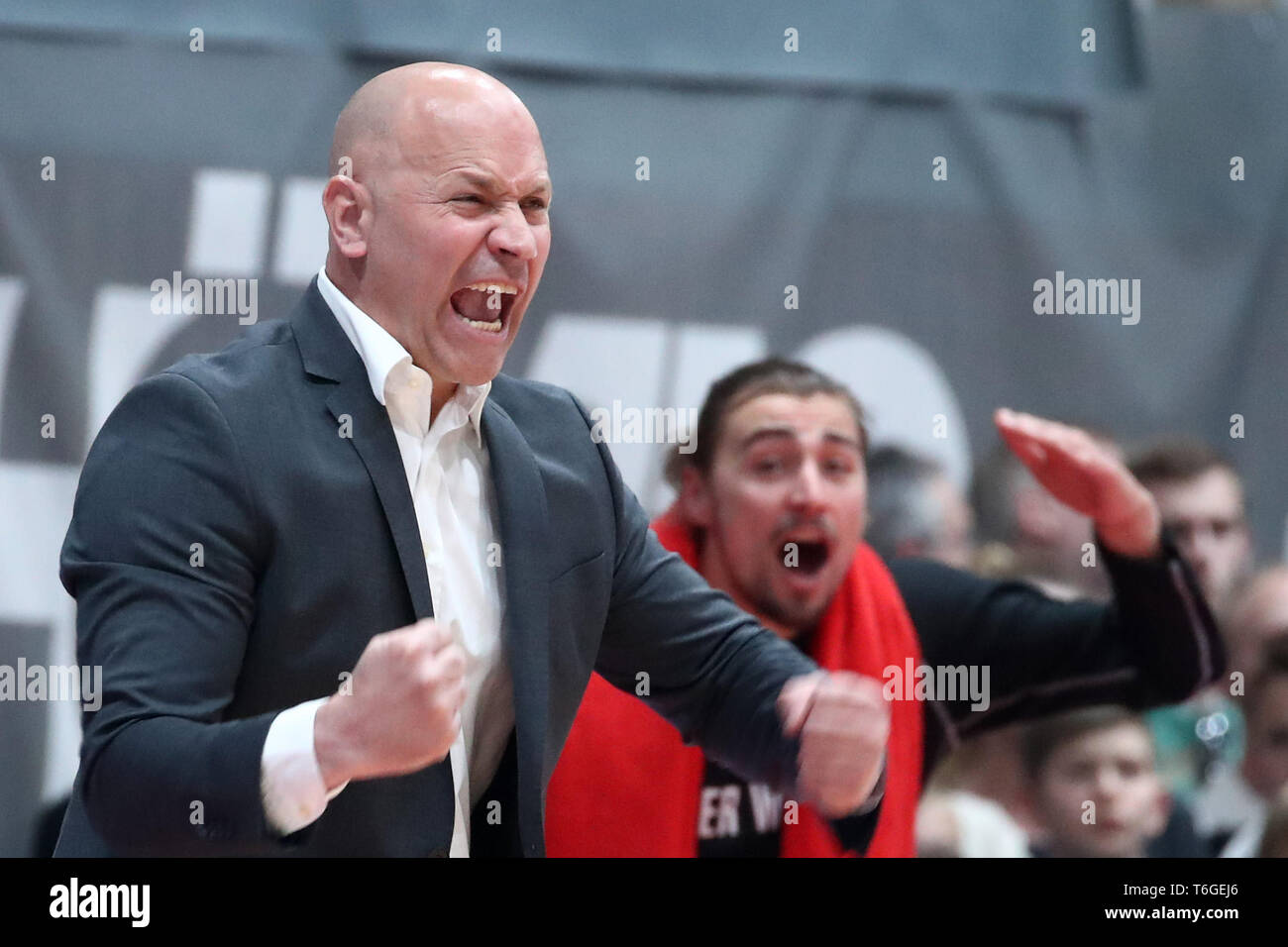01 May 2019, Bavaria, Würzburg: Basketball: Europe Cup, s.Oliver Würzburg - Dinamo Sassari, knockout round, finals, second legs, in the s.Oliver Arena. The Würzburg coach Denis Wucherer (l) gestures on the edge of the pitch. Photo: Daniel Karmann/dpa Stock Photo