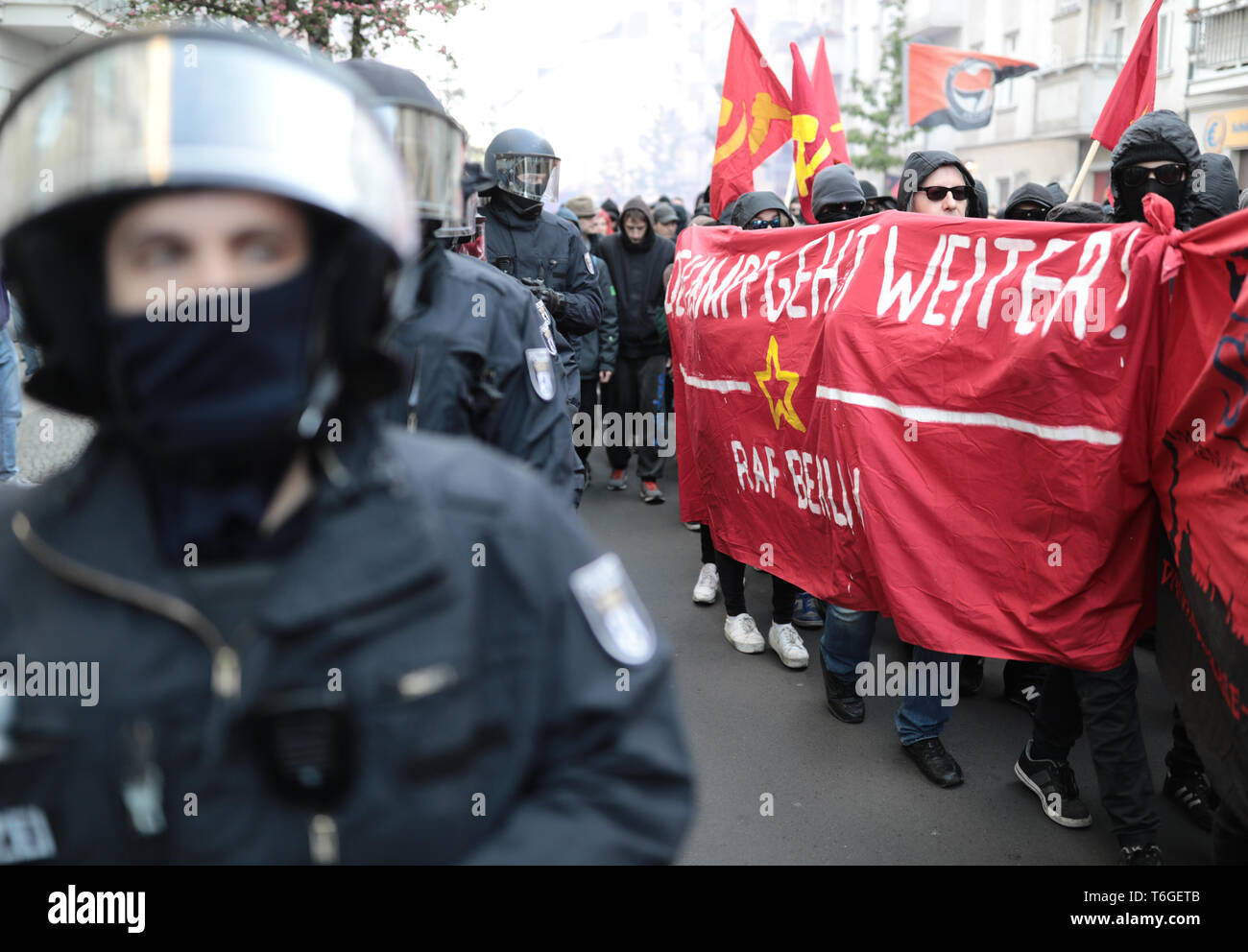 Berlin, Germany. 01st May, 2019. Participants of the radical left ...