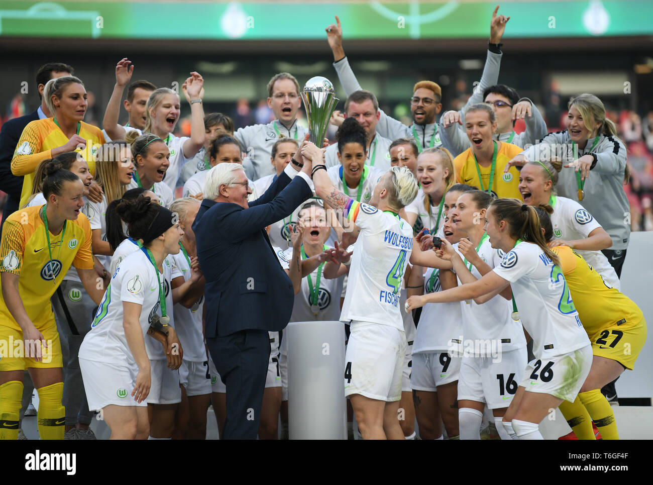 Award Ceremony: German President Frank-Walter Steinmeier uebergives DFB Cup, trophy, trophy, trophy, DFB-Trophy, Trophy to Wolfsburg players. GES / Football / Women's DFB Cup Final: VfL Wolfsburg - SC Freiburg, 01.05.2019 Football / Soccer: Womens  German Cup Final: Wolfsburg vs. Germany. Freiburg, Cologne, May 1, 2019 | usage worldwide Stock Photo