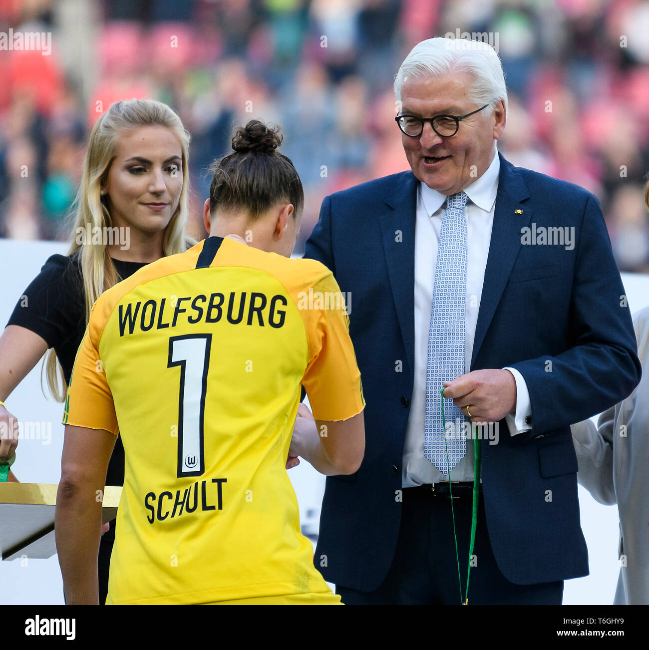 Cologne, Deutschland. 01st May, 2019. Federal President Frank-Walter Steinmeier uebergives the gold medal goalwoman Almuth Schult (VfL Wolfsburg) at the award ceremony. GES/Football/Women's DFB Cup Final: VfL Wolfsburg - SC Freiburg, 01.05.2019 Football/Soccer: Womens «German Cup Final: Wolfsburg vs. Germany. Freiburg, Cologne, May 1, 2019 | usage worldwide Credit: dpa/Alamy Live News Stock Photo