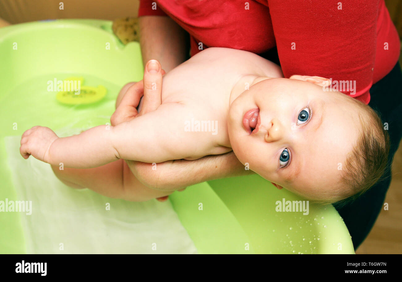 how warm should newborn bath be