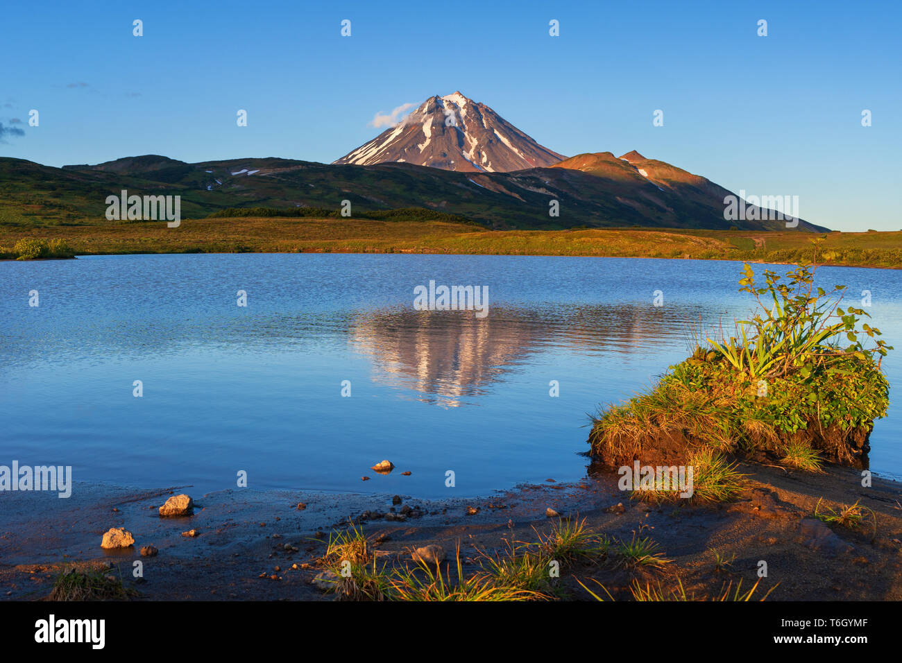 Stunning autumn volcano landscape of Kamchatka Peninsula at sunset ...