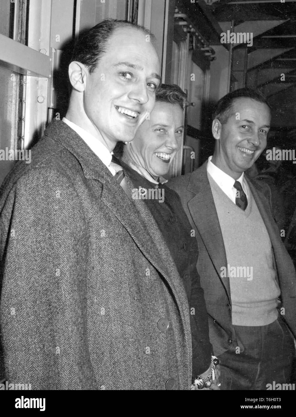The Hon. Colin Tennant (l), eldest son of Lord Glenconner, with Mr and Mrs Brewster Morris on arrival at Southampton aboard the liner 'United States' after a visit to America. *NEG CORRUPT, SCANNED ON CONTACT Stock Photo