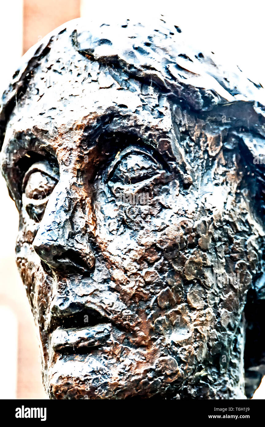 Bust of Virginia Woolf, Tavistock Square London; Büste von Virginia Woolf in London, Tavistock Square, London, England Stock Photo