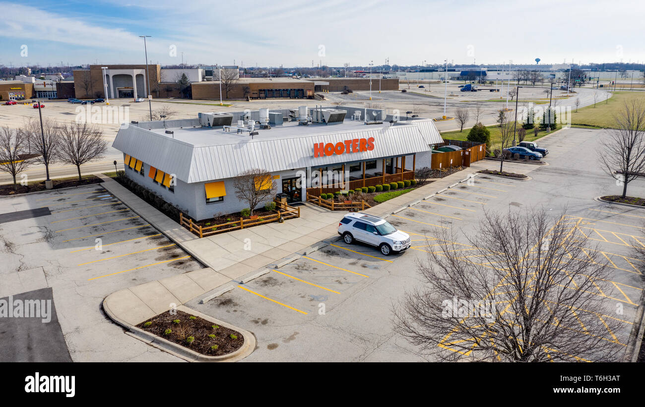 Hooters is an American chain restaurant that is known for its chicken wings, burgers, drinks and 'Hooter Girls' with over 420 locations. Stock Photo
