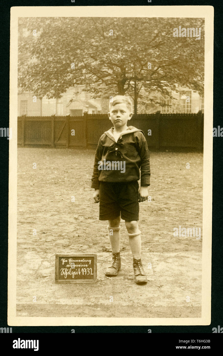 Europa, Deutschland, Hamburg, Junge auf dem Schulhof mit einem Schild ' Zur Erinnerung an meine Schulzeit 1932 ' , geschrieben in Sütterlin . /  Europ Stock Photo